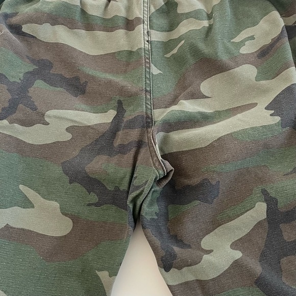 ⭐️HP⭐️ Aritzia TNA Alix Camouflage Joggers Pant - Picture 10 of 11